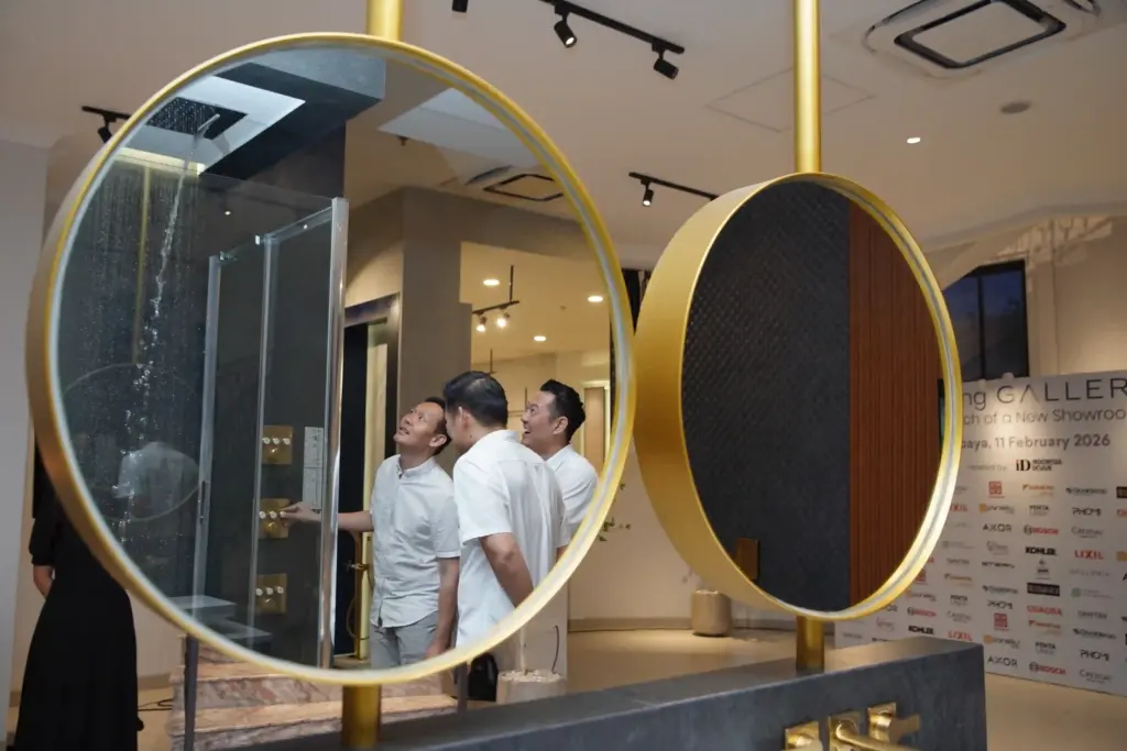 Sekelompok pria sedang melihat-lihat interior di Galleria Surabaya