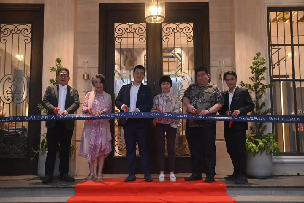 Pemotongan pita untuk mengesahkan pembukaan The New Galleria - Surabaya