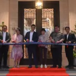 Pemotongan pita untuk mengesahkan pembukaan The New Galleria - Surabaya