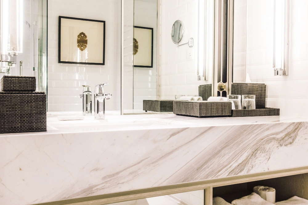 Kamar mandi mewah dengan sintered stones