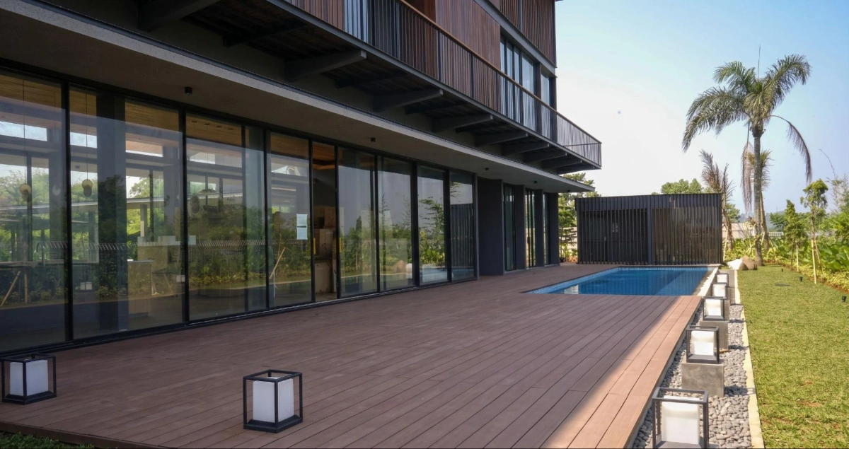 Halaman belakang rumah dengan lantai kayu outdoor dari SKAYU